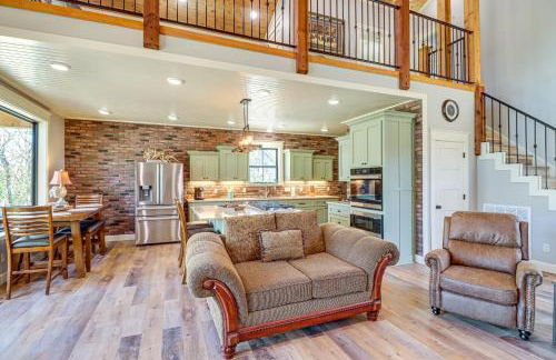 Riverfront Mountain View Cabin with Deck and Grill! - Foto 6