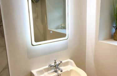 Delightful 3 bed cottage with hot tub & sea views. - Photo 45