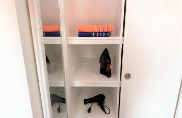 THE HIDEAWAY - LUXURY SELF CATERING COASTAL APARTMENT with PRIVATE ENTRANCE & KEY BOX ENTRY JUST A FEW MINUTES WALK TO THE BEACH, SOLENT WAY WALK, SHOPS and many EATERIES & BARS - FREE OFF ROAD PARKING,FULL KITCHEN, LOUNGE,BEDROOM , BATHROOM & WI-FI - Foto 71