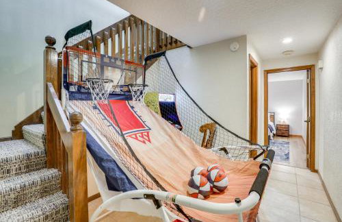 3,000-Sq-Ft Group Getaway with Pool Near Kansas City - Foto 26