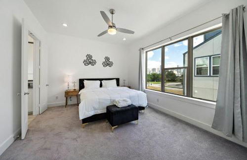 Luxury Downtown Home with Rooftop Deck And Skyline View - Photo 21