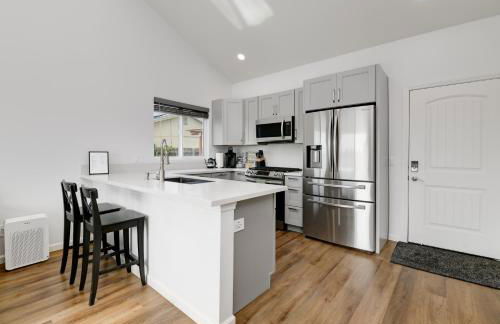 Bright Spacious Modern Getaway - Photo 13