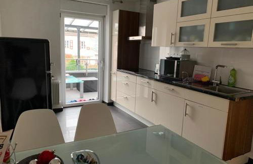 Preiswertes stilvolles Zimmer im privaten Haus mit großem schönem modernem Gemeinschaft Badenzimmer - Foto 6