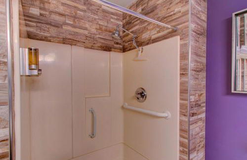 Modern Luxuries in a Quiet Convenient Location - Foto 14