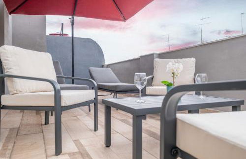 Spacious Penthouse with Private Terrace - Photo 12