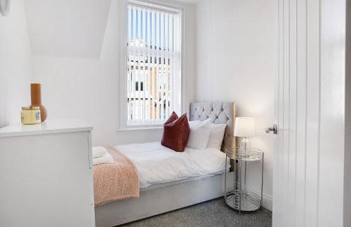 Spacious & Modern Oasis, 4-Bed House, Sleeps 7 - Foto 16