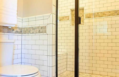 Frank Lloyd Wright-Style Cabin Rental with a Private Hot Tub near Dallas, Texas - Photo 10