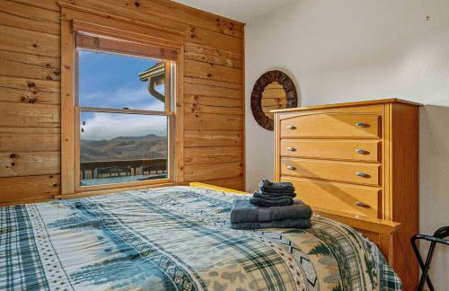 4BR Cabin with Ski Resort, Mtn Views & Hot Tub - Foto 134