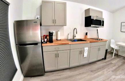 All modern Studio with private entry & parking. - Foto 14