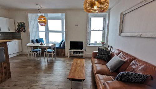 Lovely Seafront 2 bed flat in Aberystwyth - Photo 2