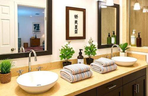 Hollywood Hills Spa Retreat Oasis with Tree Top Views, Private Jacuzzi Style Tub, Steam Room, Magical Half Acre Acre Garden and Patio, Free Parking for 2 cars, in LA's most Serene, Central Desirable Area - Foto 19