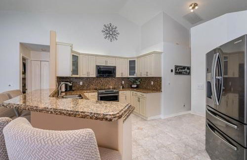 Elegant 4BR Pool Sanctuary - Ideal for Work or Play! - Foto 13