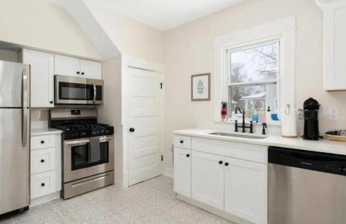 Sweet Retreat 3 Mins to Notre Dame Eddy St Commons and Memorial Hospital - Foto 12