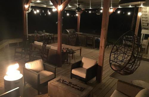 FIXER UPPER’s Original BARNDOMINIUM!! Sits on Private 16 wooded acres & lake - Foto 3