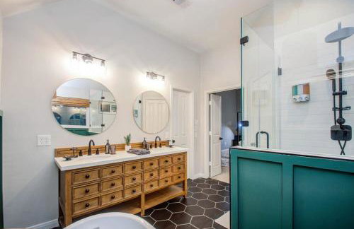 Luxury Mansion Dream Home - 6 Bed Pool Grill - Photo 22