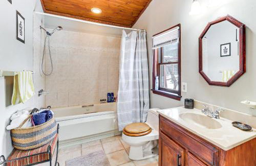 4 Mi to Camelback! Group-Friendly Poconos Cabin - Foto 16