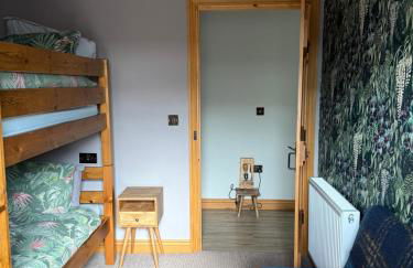 Distillers Cottage, Peaceful rural retreat in Lanarkshire, onsite craft distillery, hot tub, bbq hut, central for exploring Scotland - Photo 5