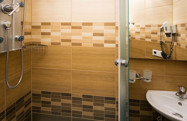 School Apartment by metro stop Vyšehrad - Foto 15