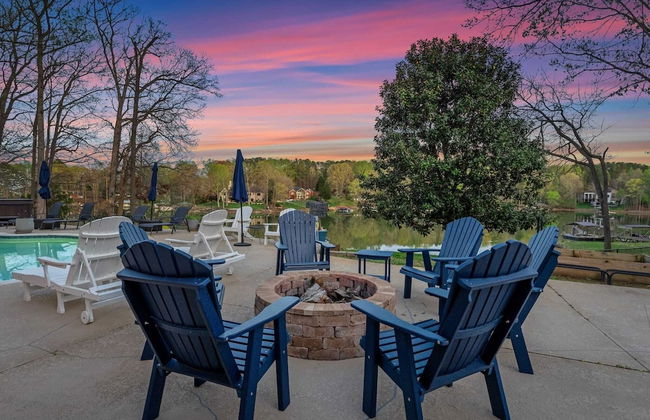 Sleeps 22, Lakefront w/ Private Dock & Pool, 2 Houses Lake Living by Avantstay - Foto 8