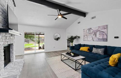 Super Comfy Home with Hot Tub! - Photo 1