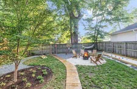 The Maple House - Huge Backyard & Mins to Broadway - Foto 1