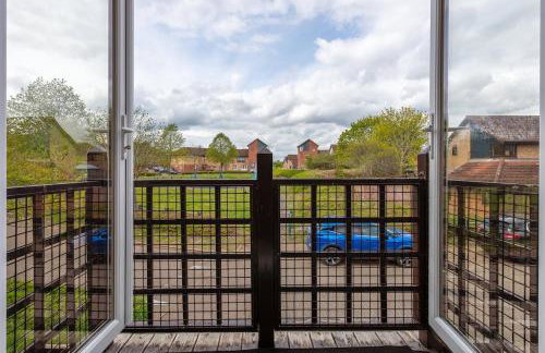 Stylish Duplex Apartment - Close to City Centre - Free Parking, Balcony, Self-Check-In, Fast WiFi and Smart TVs by Yoko Property - Foto 12