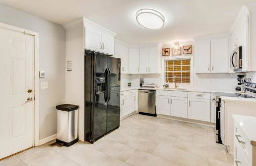 Spacious 5BR Retreat Sleeps 12,Large Deck - Foto 25