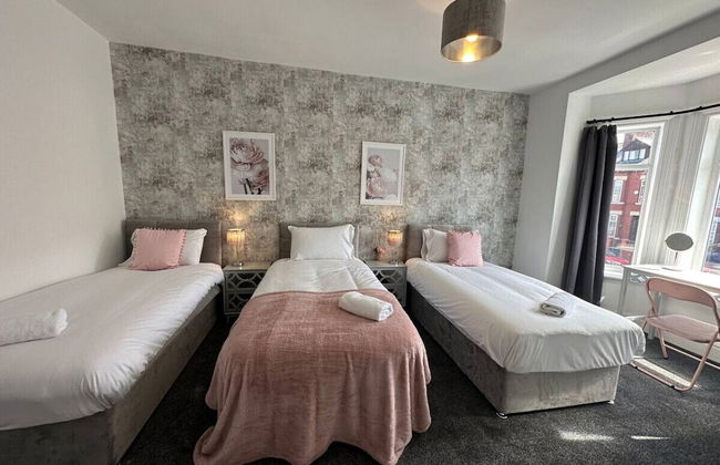 Large Five Bedroom Home with parking - Foto 15