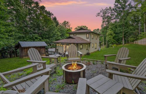 Near Asheville Hot Tub Fire Pit BBQ Sleeps 10 - Foto 2