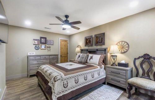 Stockyards 5 mins!-New!-Sleeps 8. Cowboy Bungalow - Foto 20