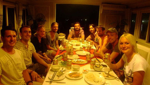 Grupo de turistas disfrutando de la cena vietnamita en el barco