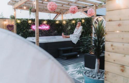 Cosy Hot Tub Getaway Bungalow - Foto 3