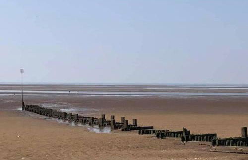 Pet-friendly - 2 Bedrooms Bungalow hot tub Parking - Foto 43