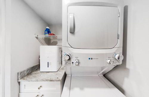 Renovated condo with ocean views, pool, & beach access - Foto 13