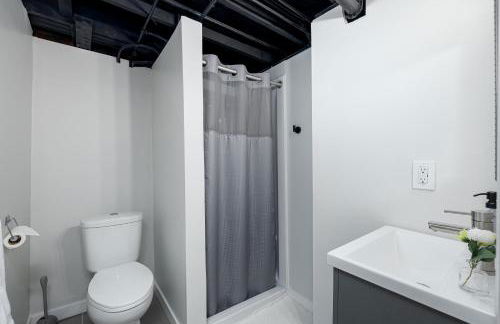 Main Street Retreat Hot Tub Sleeps 8 - Foto 37