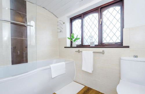 Spacious 4-Bed House Near Wigan Warrington - Foto 6