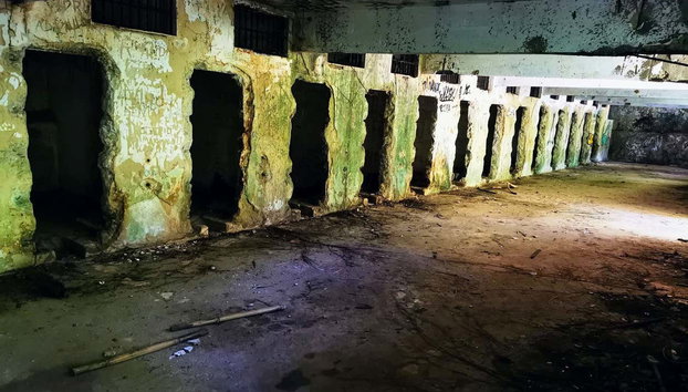 Tour por Abraão, la playa Preta y el Acueducto de Ilha Grande - Foto 5, Antiguo hospital