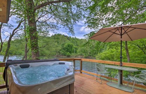 Smoky Mountain Cabin with Hot Tub and River Views! - Foto 1