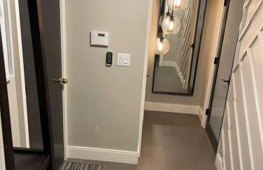 Modern Studio Basement with Private Entrance - Foto 10