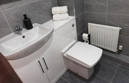 Manchester Stay Hub - 2BR with Free Parking, Near Airport & Attractions - Foto 8