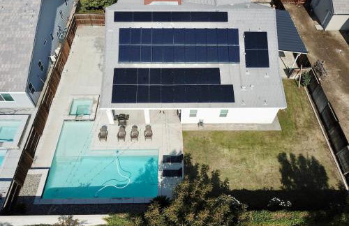 Spacious Home with Private Pool - Photo 43