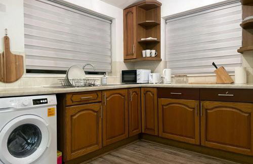 Lovely Spacious House Family & Contractor Friendly 3 Bedroom Near Leeds Centre Sleeps 8 - Foto 25