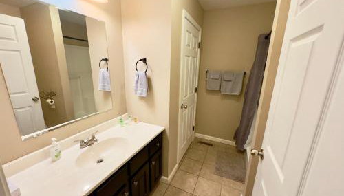 Peaceful Townhouse Near Lake - Foto 2