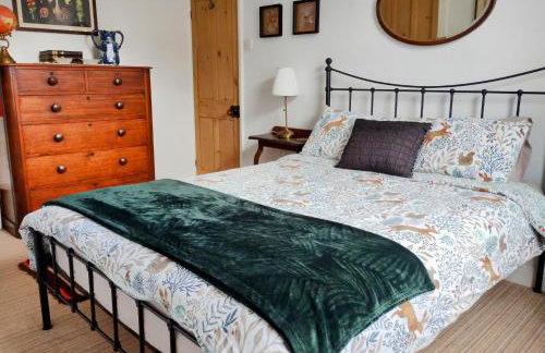 The Cobbles - Central, Parking, Netflix & Woodburner - Photo 16