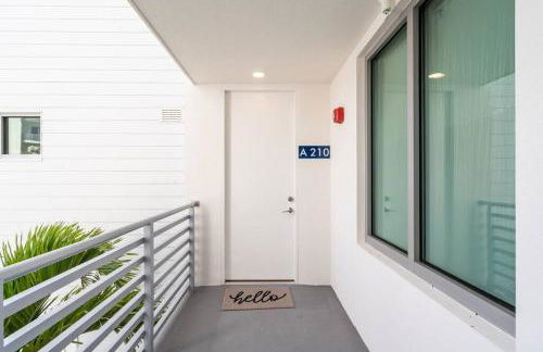 Waterside Retreat: Modern 2BR, Mins to Beach & Apt - Photo 20