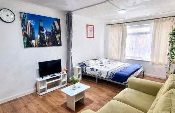 Friendly family apartment comfort sleep 6 close to tube bus airport - Foto 41