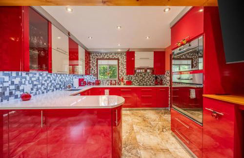 Stunning! Pocono Escape! HotTub Sauna Pool Ski Pet-Friendly Firepit Game Room Fireplace BBQ Lakes Tennis Fishing - Foto 14