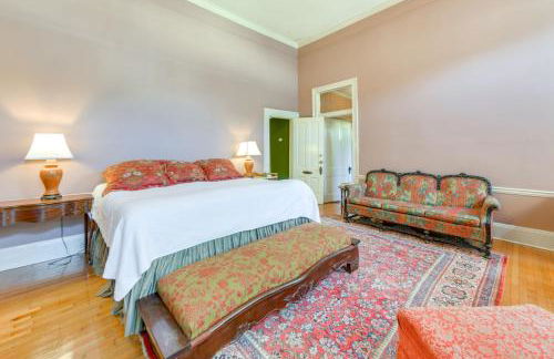 Ornate Victorian with Courtyard and Fire Pit - Foto 22