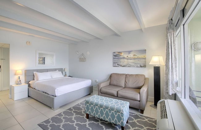 209 Little Harbor Inn - Photo 2