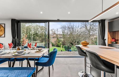 Elegant Retreat in Cheltenham - Garden & Parking Included - Foto 20
